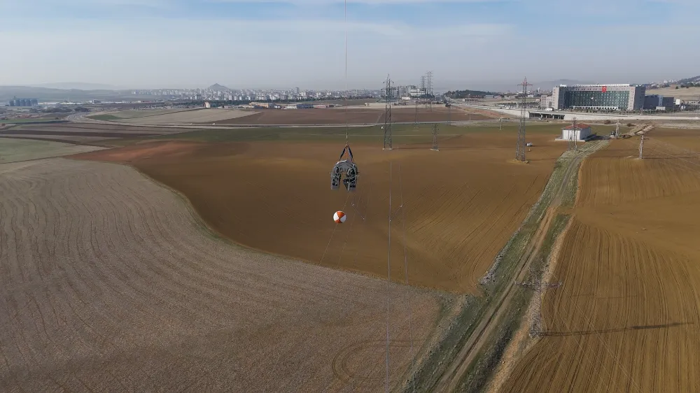 Gökyüzünde zorlu mesai: TEİAŞ ekipleri hatları helikopterle bakımdan geçiriyor