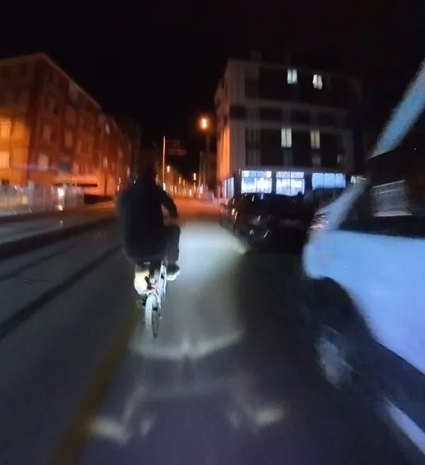 Bisiklete çarpmamak için hamle yapan motosikletli kendini yerde buldu