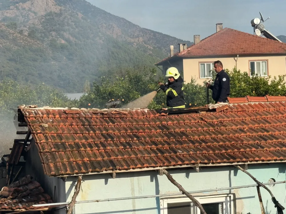 Ortaca’da ev ve ahır yangını