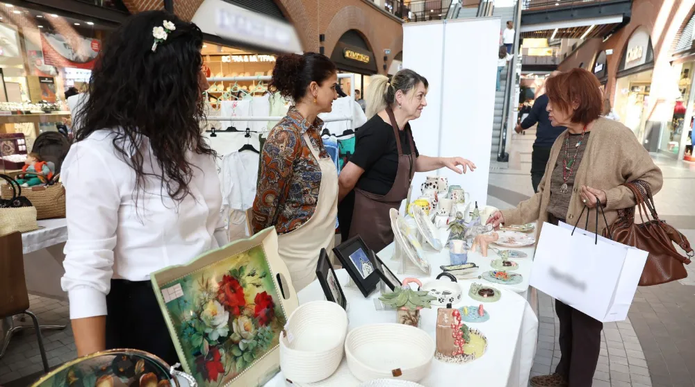 Kadın kursiyerler el emeği ürünlerini öğretmenler için sergiledi