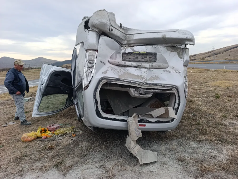 Hafif ticari araçların çarpıştığı kaza 7 kişi yaralandı