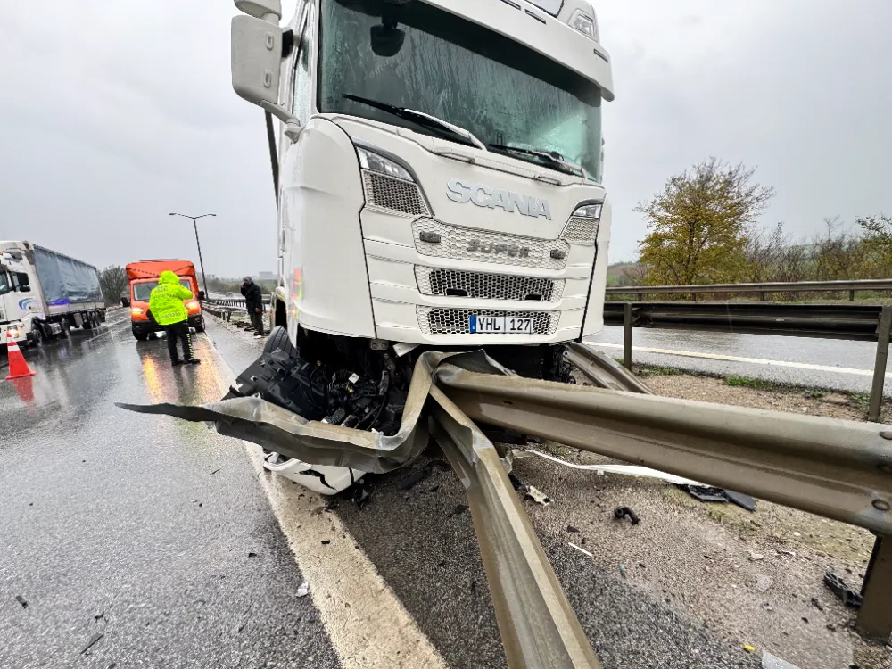 Tır bariyere saplandı