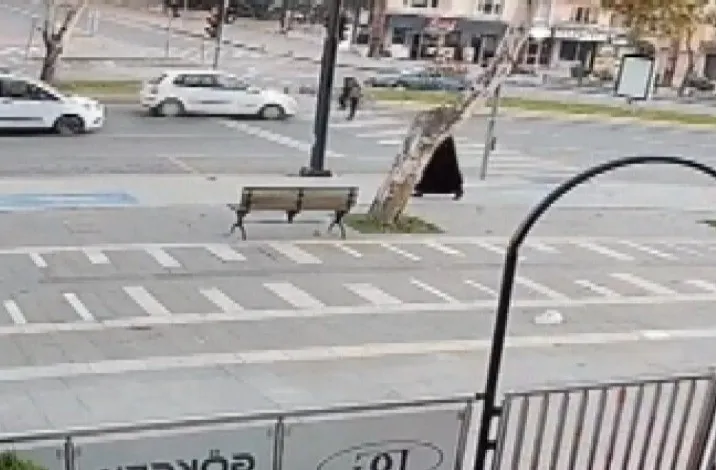 Yolun karşısına geçmeye çalışan yayaya otomobil çarptı