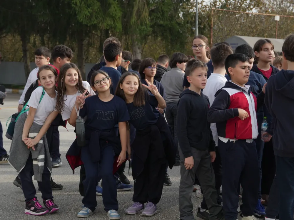 Yürüyüşü ile fenomen olan öğretmene sürpriz