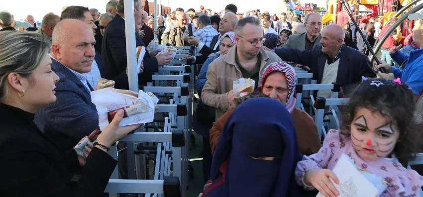 2 Ton Hamsi İkram Edildi: Çayeli