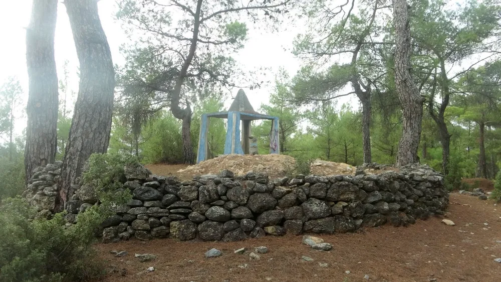 300 yıllık türbe kaçak kazıyla delik deşik edildi