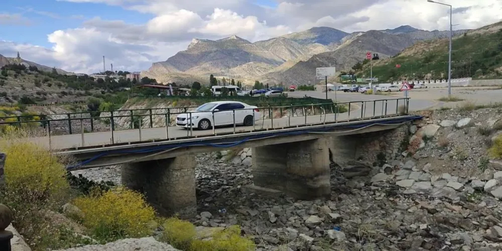 Tortum Şelalesi’nin girişindeki köprü alarm veriyor: “Bir an önce yenilensin” çağrısı