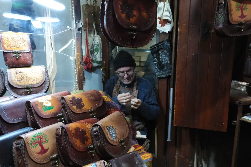 66 yıldır teknolojiye direnerek çanta yapıyor