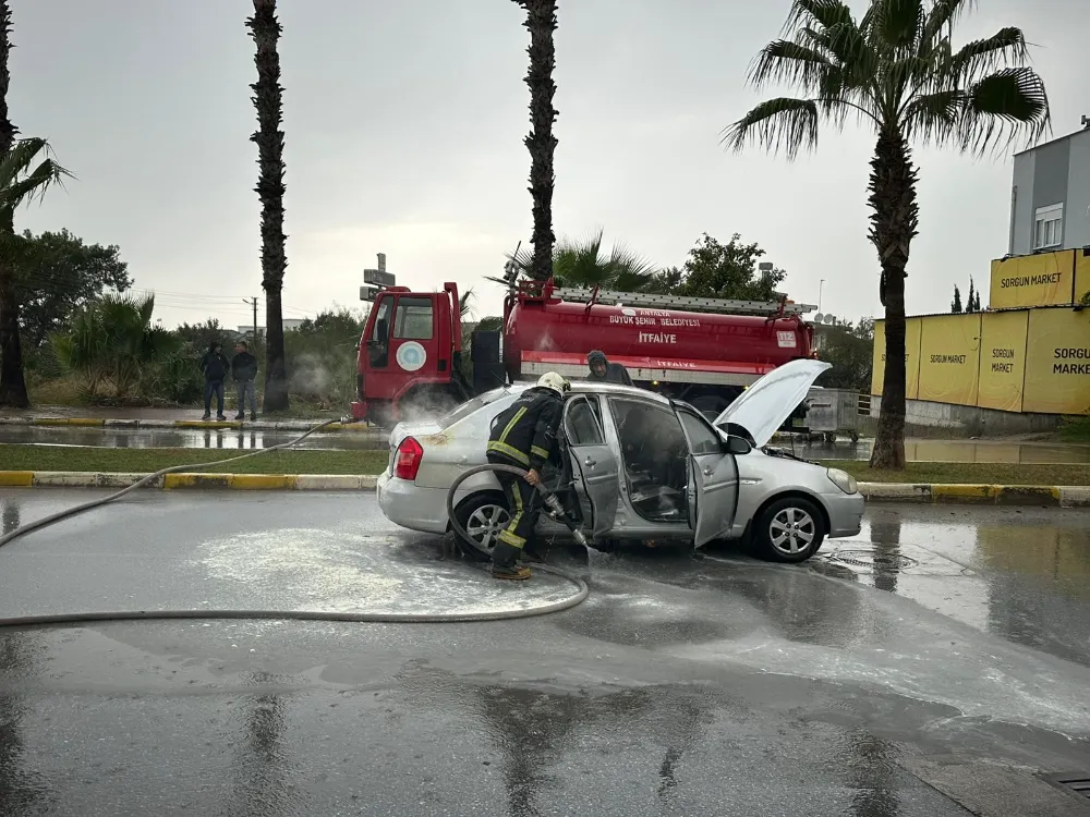 Seyir halindeki otomobil yandı: Sürücü kendisini araçtan dışarı attı