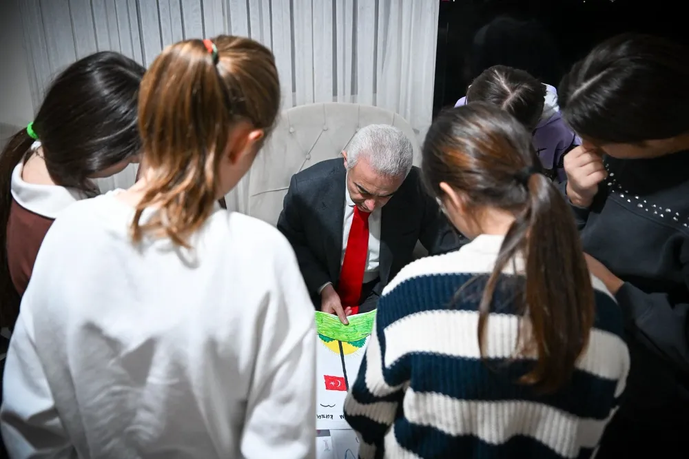 Kırklareli Valisi ve eşi sevgi evlerinde kalan çocuklarla buluştu