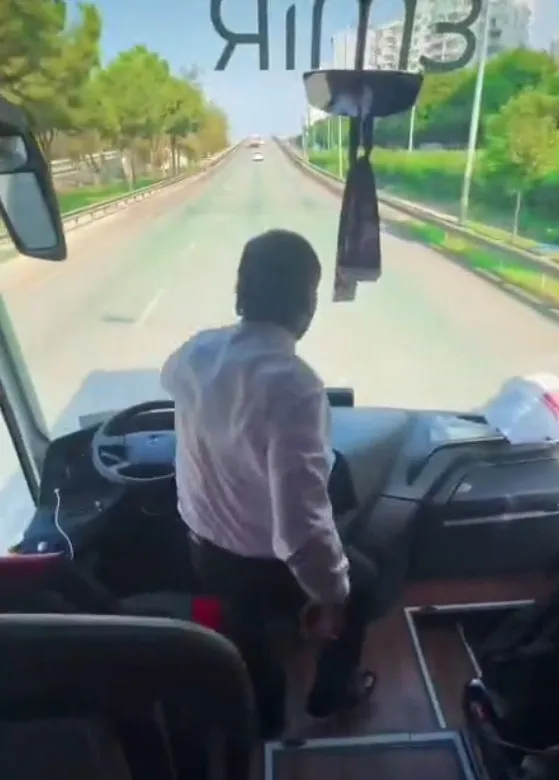 Taraftarları deplasmana götüren şoför araç seyir halindeyken ayağa kalkıp oynadı