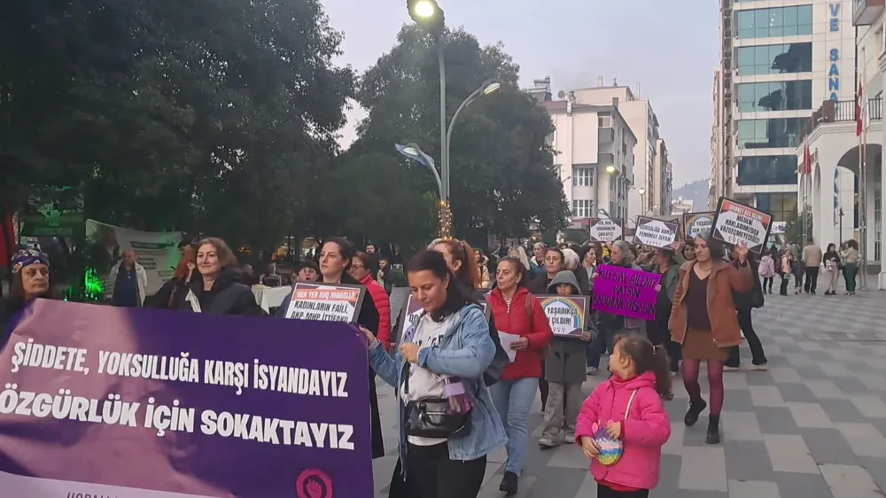 Hopa’da kadınlardan 25 Kasım etkinliği... Kadına yönelik şiddet protesto edildi