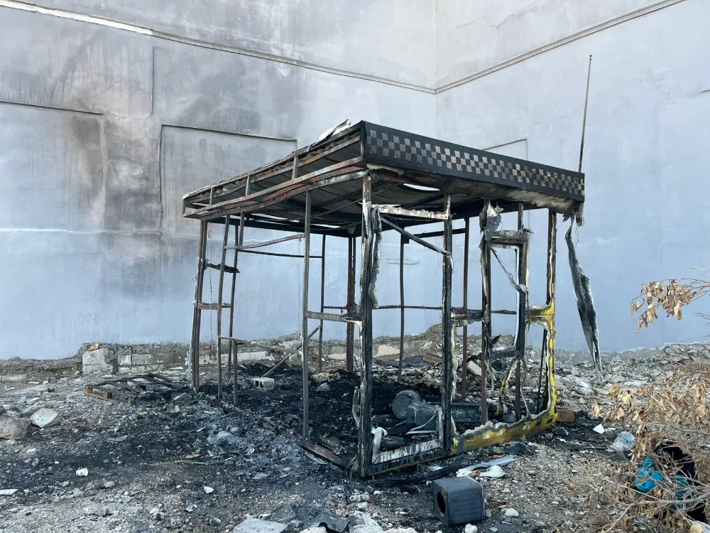 Hatay’da Taksi Kulübesi Alevlere Teslim Oldu