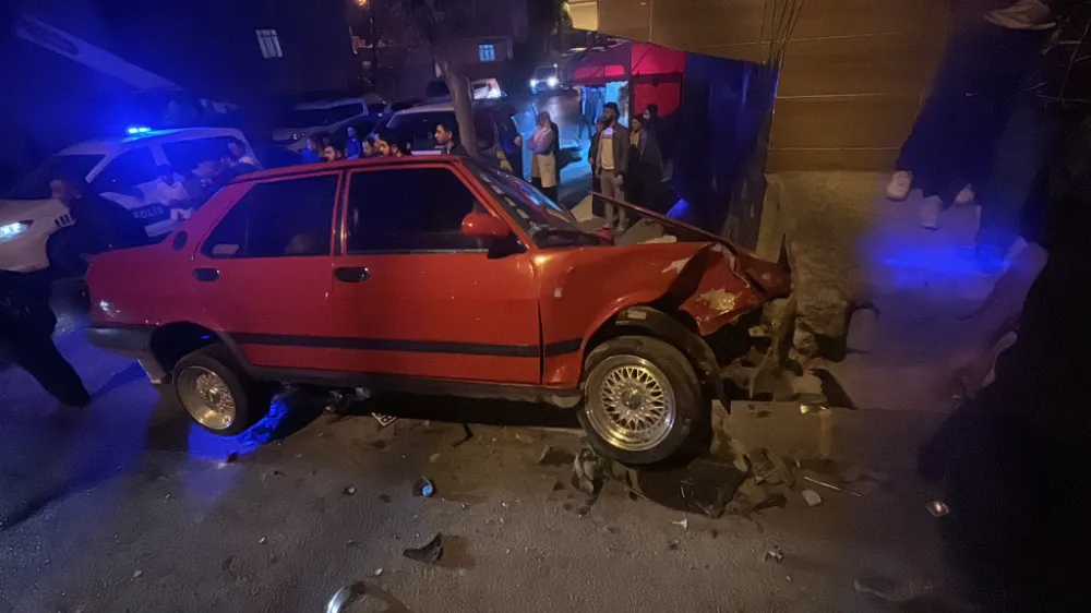 Arnavutköy’de Ehliyetsiz Sürücü Polis Kovalamacasında Kaza Yaptı