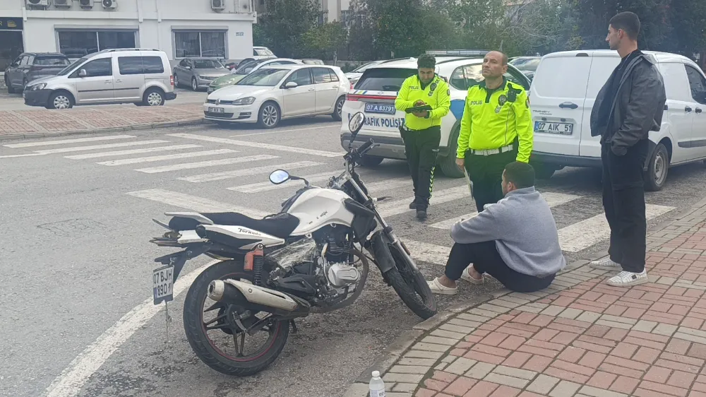 Antalya’da Motosikletli, Otomobille Çarpıştıktan Sonra Tedaviyi Reddetti