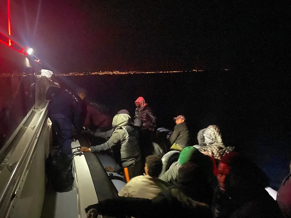 İzmir Açıklarında 43 Düzensiz Göçmen Kurtarıldı