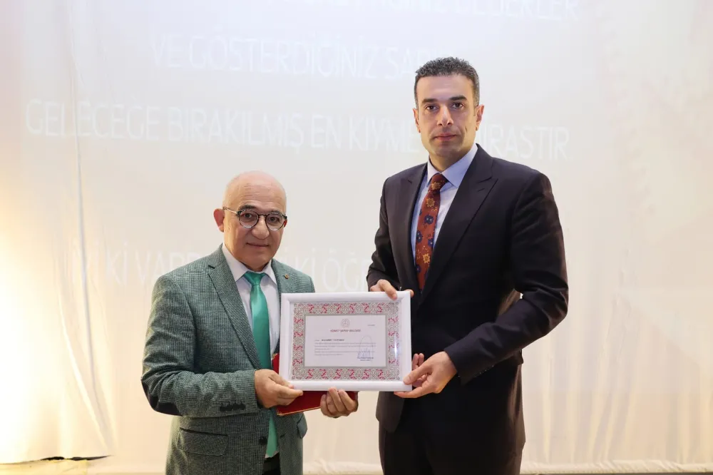 Denizli’de Kültür Elçisi Öğretmene ‘Üstün Şeref’ Belgesi