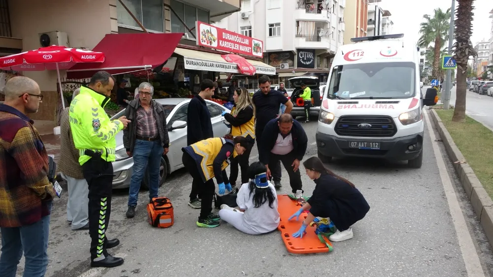 Manavgat’ta Motosiklet, Park Halindeki Aracın Kapısına Çarptı: 2 Yaralı