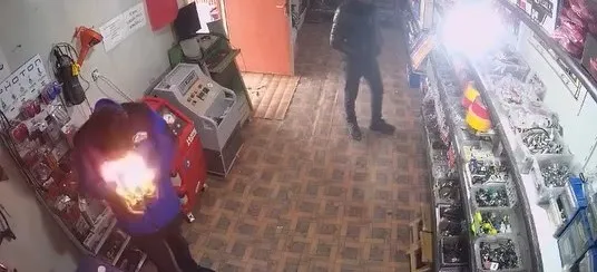 Elazığ’da Çakmak ve Sprey Faciası: Yüzü Bir Anda Alevler Arasında Kaldı