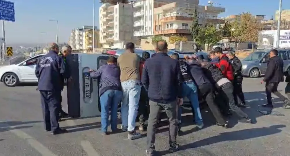 Nizip Otogar Kavşağı’nda İki Araç Çarpıştı: Maddi Hasar Oluştu