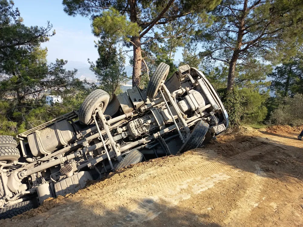 Hatay’da Hafriyat Kamyonu Uçuruma Devrildi: Sürücü Yaralandı