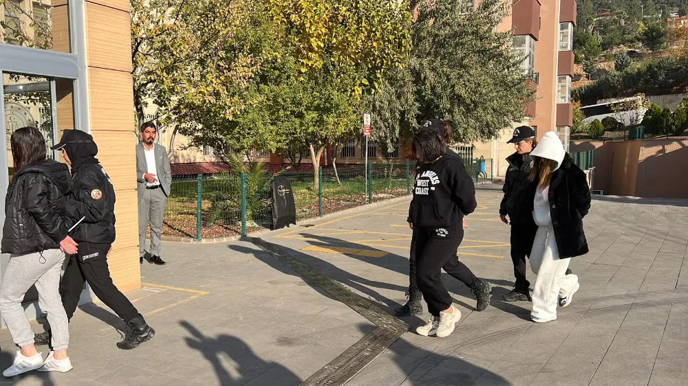 Kahramanmaraş Merkezli Dolandırıcılık ve Bahis Şebekesi Çökertildi: 17 Şüpheli Adliyeye Sevk Edildi