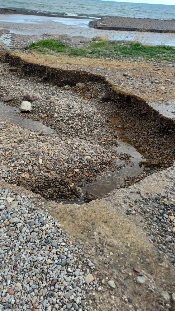 Çanakkale’de Sağanak Yağış Kadırga Koyu Sahil Yolunu Kapattı