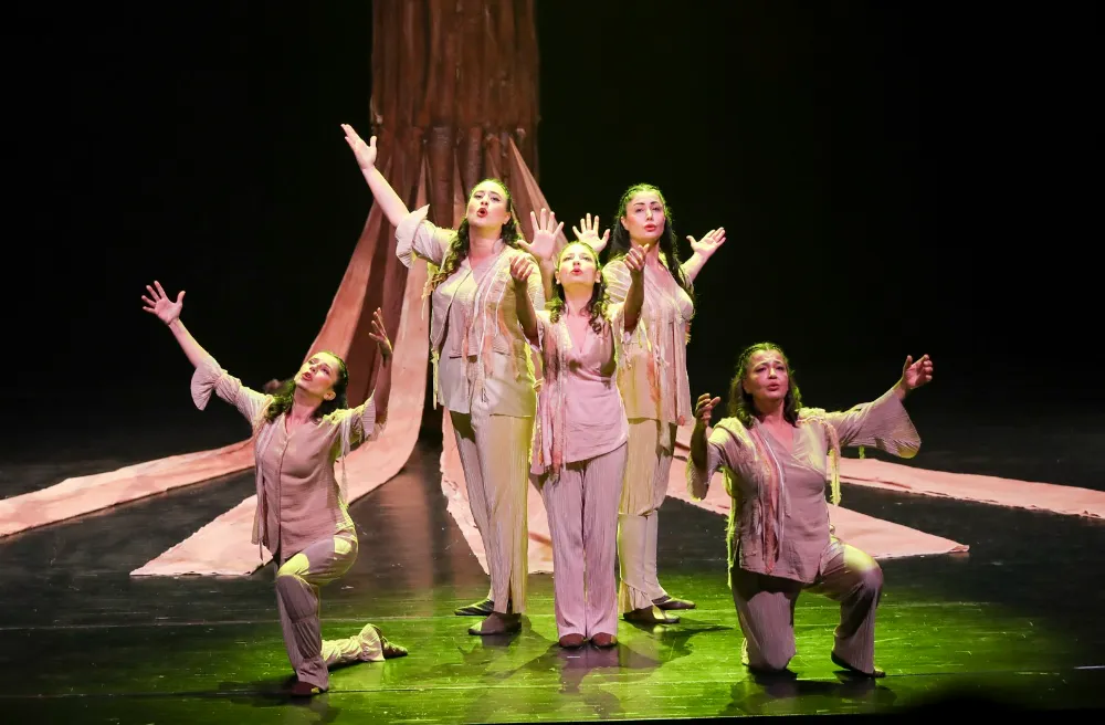 Mersin Emekli Evi Üyeleri ‘Ben Anadolu’ Oyunu ile Tarihi Yolculuğa Çıktı