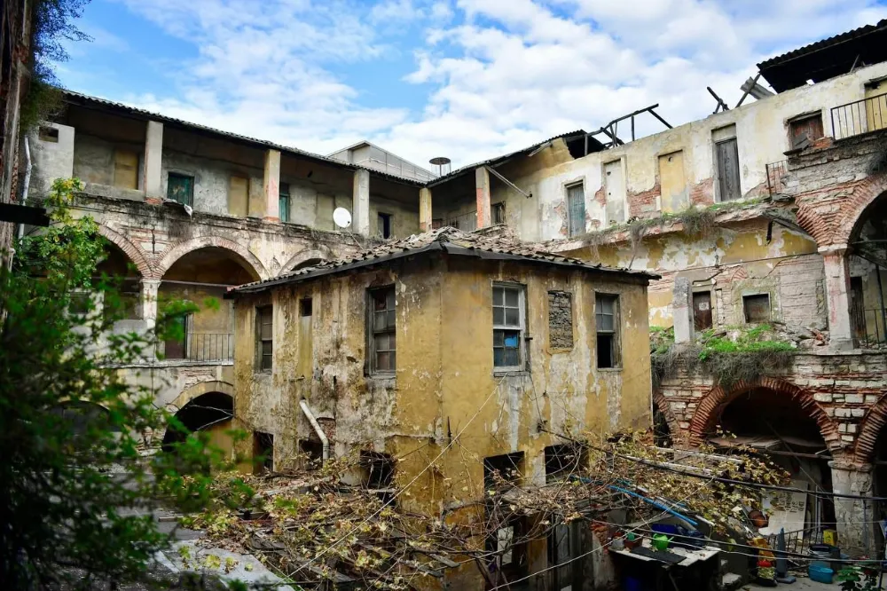 Fatih’te Tarih Yeniden Hayat Buluyor: Şekerci Han Restorasyona Alınıyor