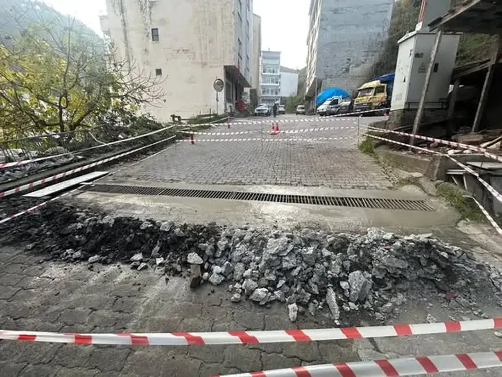 Şalpazarı’nda Akar Giderlerinde Temizlik ve Bakım Çalışmaları Sürüyor
