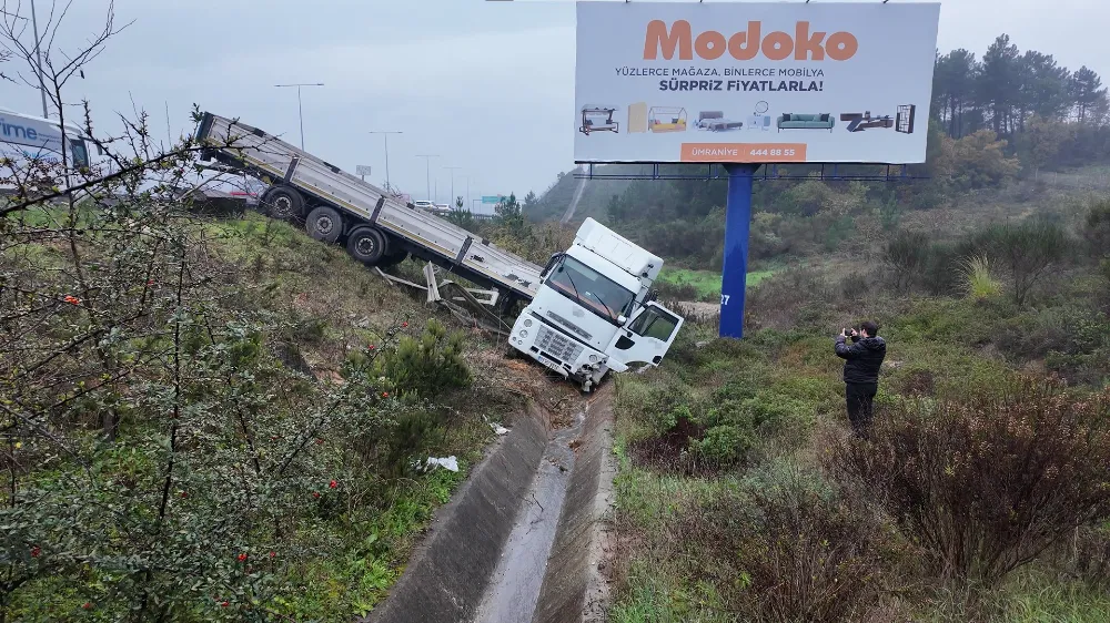 Beykoz’da Sağanak Yağış Kazaya Yol Açtı: Tır Devrildi, 1 Yaralı