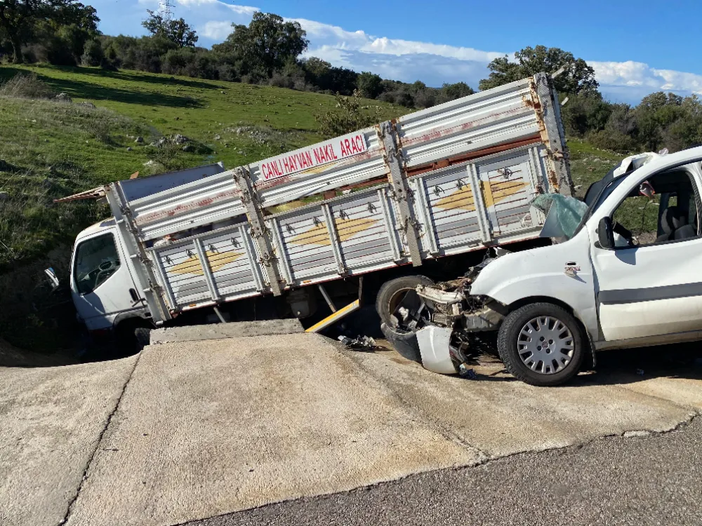 Çanakkale’de Ticari Araç ile Kamyonet Çarpıştı: 2’si Ağır 5 Yaralı