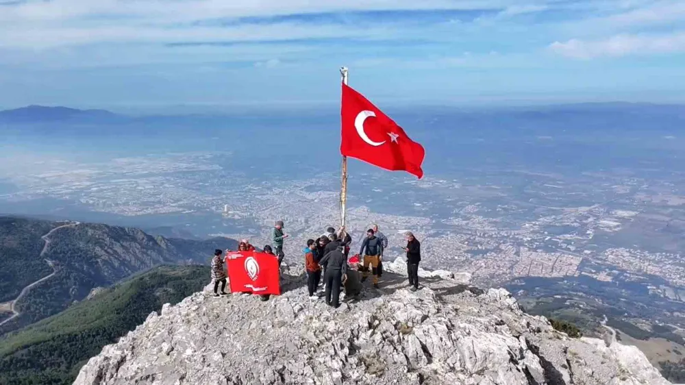 Görme engelliler Spil Dağı zirvesinde bayrak değiştirdi