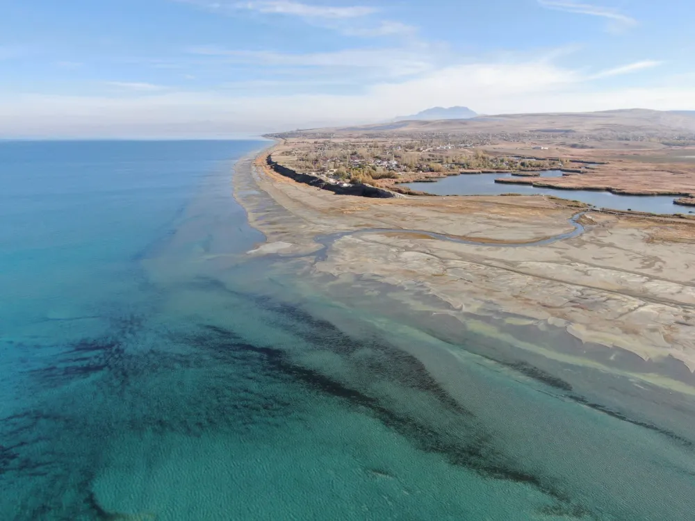 Renkli yazlardan sessiz çöl manzarasına: Van Gölü