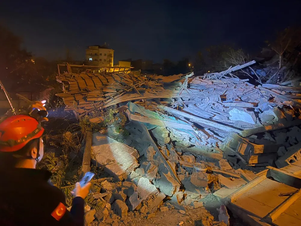 Çorum’da metruk bina çöktü