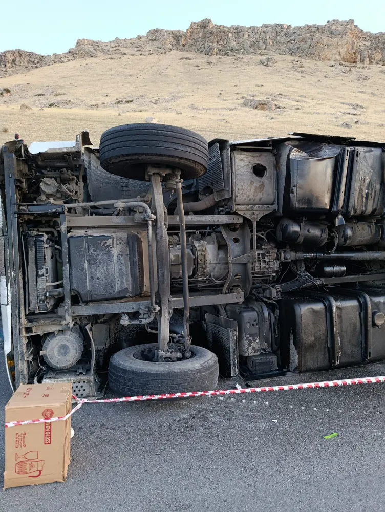 Devrilen tırın sürücüsü yaralandı