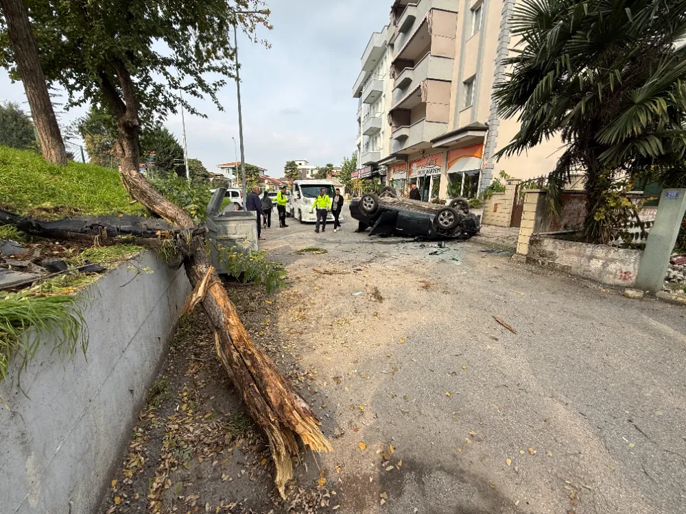 Taklalar atarak hurdaya dönen otomobilden burnu kanamadan çıktı