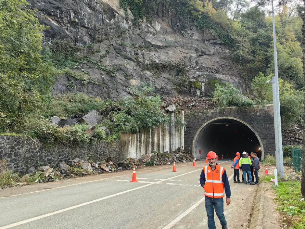 Sarp Sınır Kapısı Yolunda Heyelan