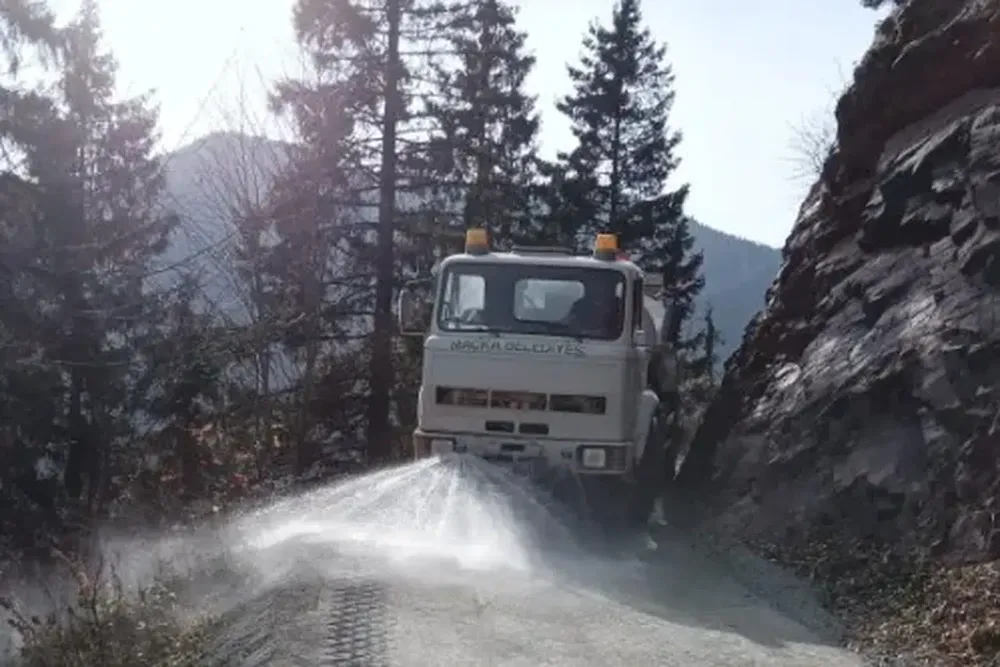 Maçka Belediyesi Yaylabaşı Mahallesi’nde Kuru Beton Yol Çalışmasını Tamamladı