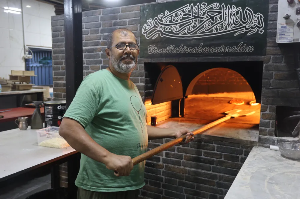 Yılların ustasının deprem anında canından önce fırın küreğini düşündüğü anlar kamerada