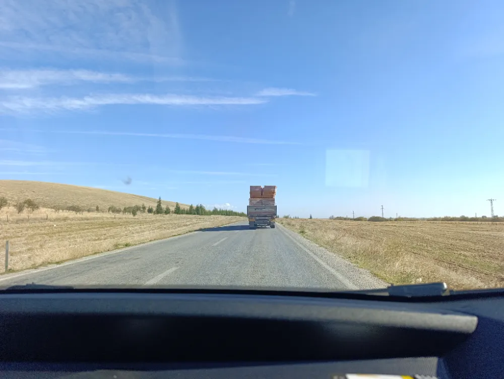 Tırın taşıdığı tuğlalar ile tehlikeli yolculuğu kamerada