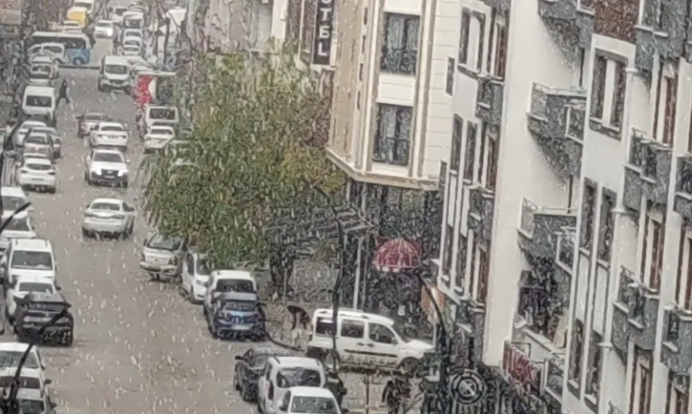Van’da Ani Dolu Yağışı Kent Merkezini Beyaza Bürüdü