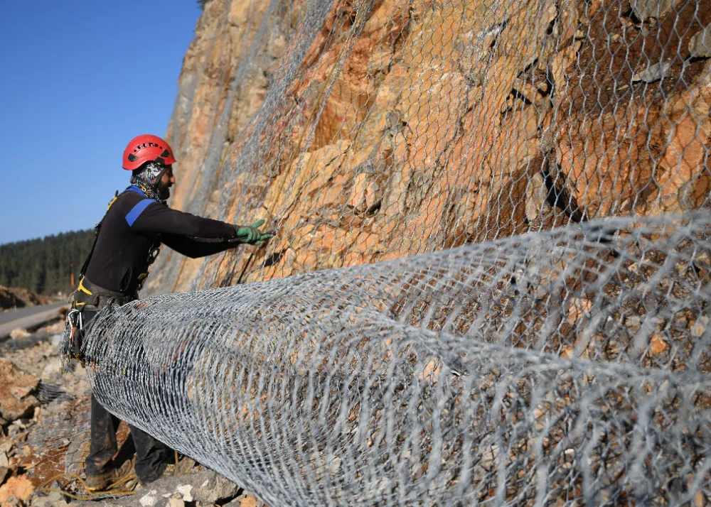 Yaralıgöz Dağı Geçidi Çelik Ağlarla Güvenli Hale Getiriliyor