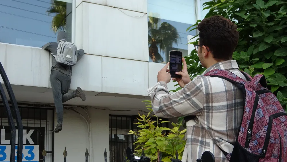 Mersin’de Penceredeki ‘Hırsız’ Manken Vatandaşları Yanıltıyor