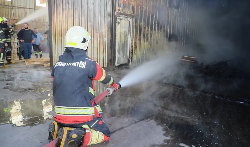 Mersin’de Palet İmalathanesinde Yangın Kontrol Altına Alındı