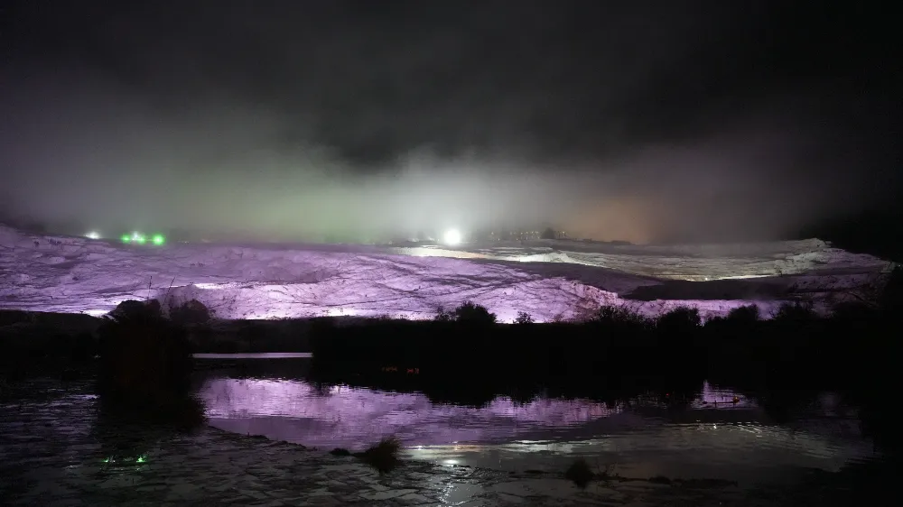 Pamukkale Travertenleri, Yağmur Sonrası Sisle Kartpostallık Görüntüler Oluşturdu