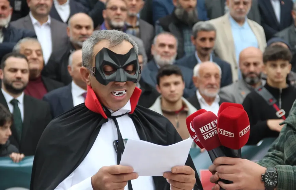 Saadet Partisi Trabzon’da Vampir Kostümlü Gösteri ile Mesaj Verdi