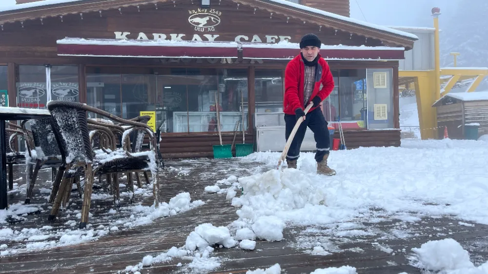 Uludağ Beyaz Gelinliğini Giydi: Kar Kalınlığı 10 Santimetreye Yaklaştı