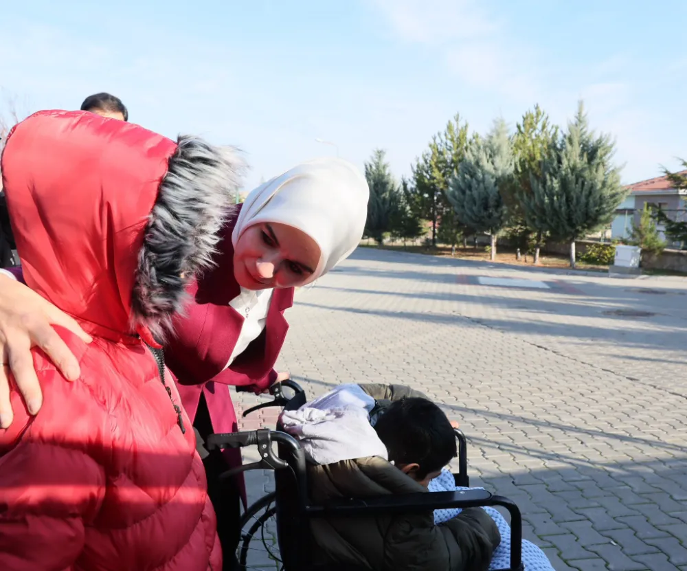 Bakan Göktaş, Devlet Korumasındaki Engelli Çocuğu Ziyaret Etti