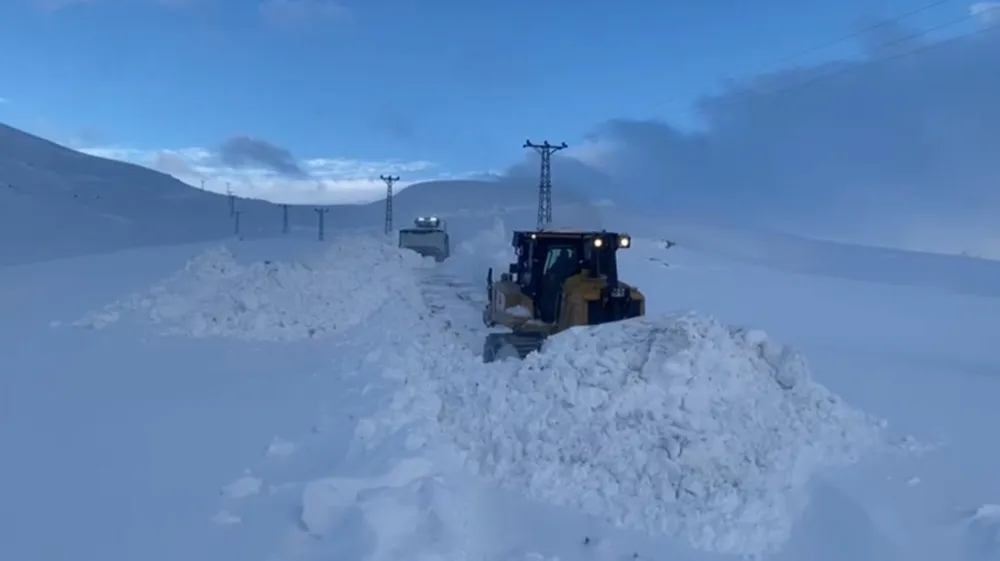 Şırnak’ta Kar Kalınlığı 1 Metreyi Aştı, Dozerler Yolları Açmakta Zorlanıyor